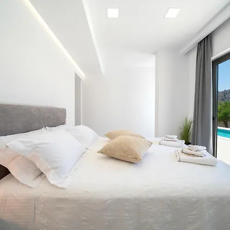 Villa Vivian Heated Private Swimming Pool & Jacuzzi