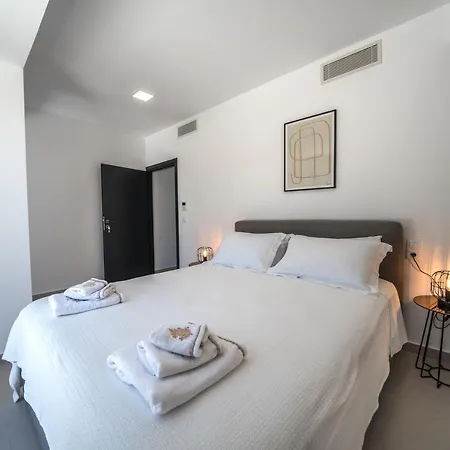 Vivian Heated Private Swimming Pool & Jacuzzi Villa