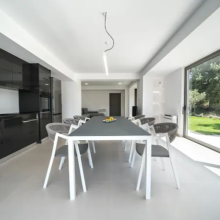 Villa Vivian Heated Private Swimming Pool & Jacuzzi *
