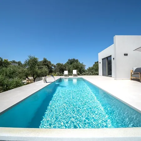 Vivian Heated Private Swimming Pool & Jacuzzi Villa