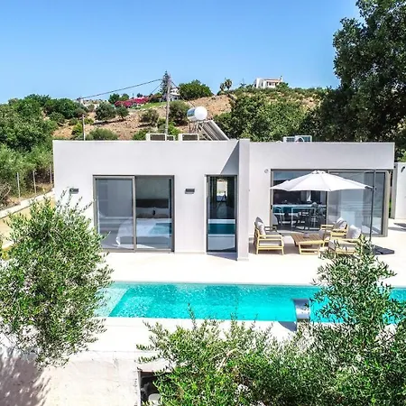 Vivian Heated Private Swimming Pool & Jacuzzi