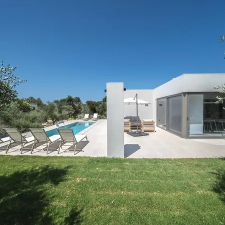 Villa Vivian Heated Private Swimming Pool & Jacuzzi *
