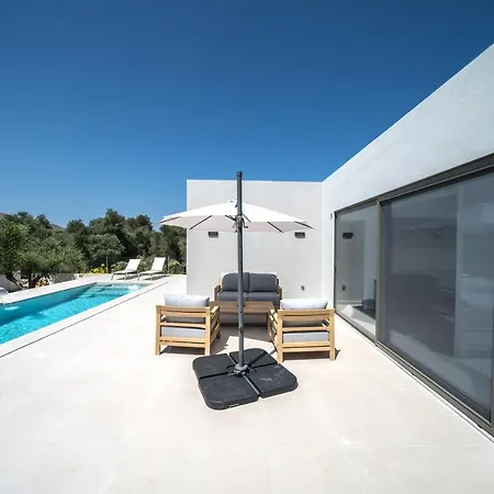 Vivian Heated Private Swimming Pool & Jacuzzi *