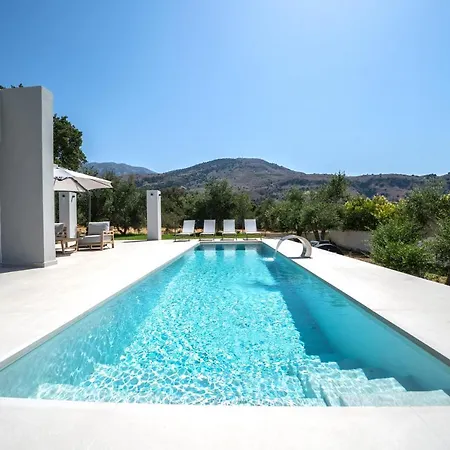 Villa Vivian Heated Private Swimming Pool & Jacuzzi *