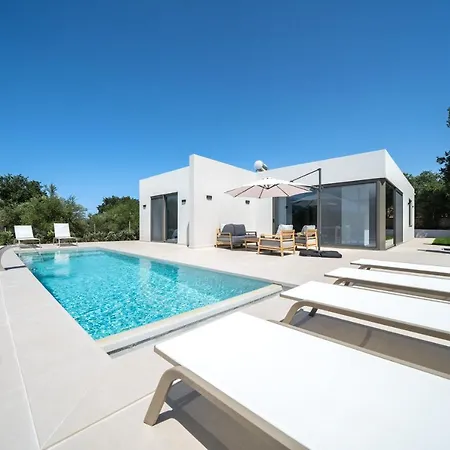Vivian Heated Private Swimming Pool & Jacuzzi *