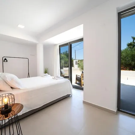 Villa Vivian Heated Private Swimming Pool & Jacuzzi *